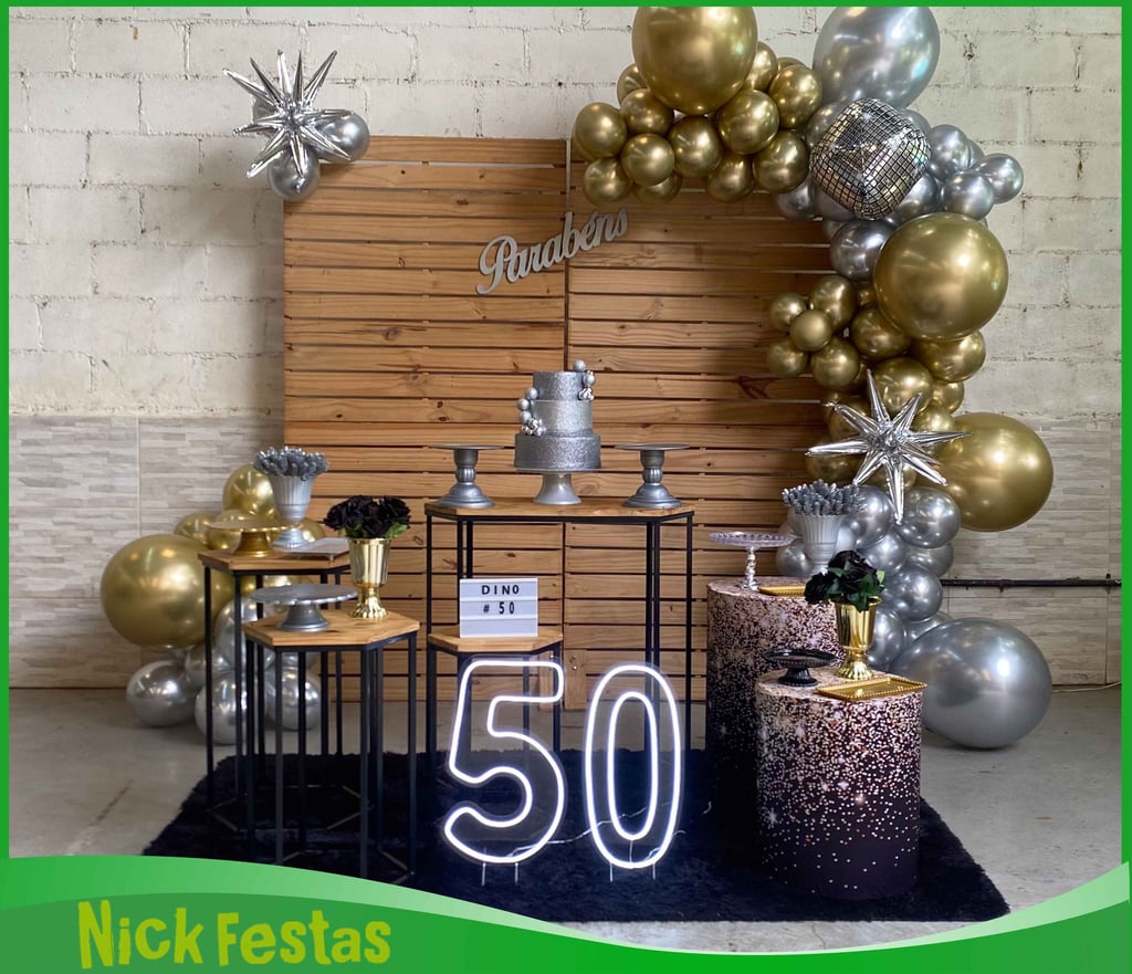 Decoração 50 anos dourado e prata com balões metalizados e número 50 iluminado na Freguesia do Ó SP.