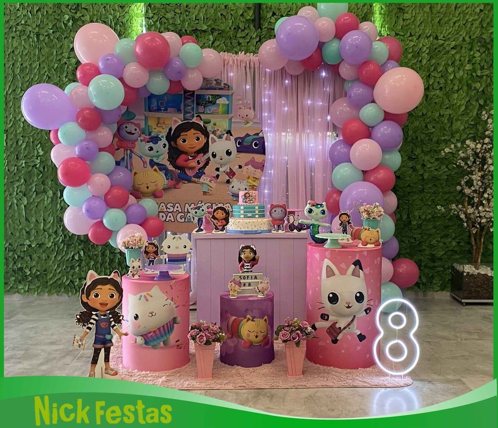 Decoração infantil tema A Casa Mágica da Gabi com cores vibrantes e personagens fofos