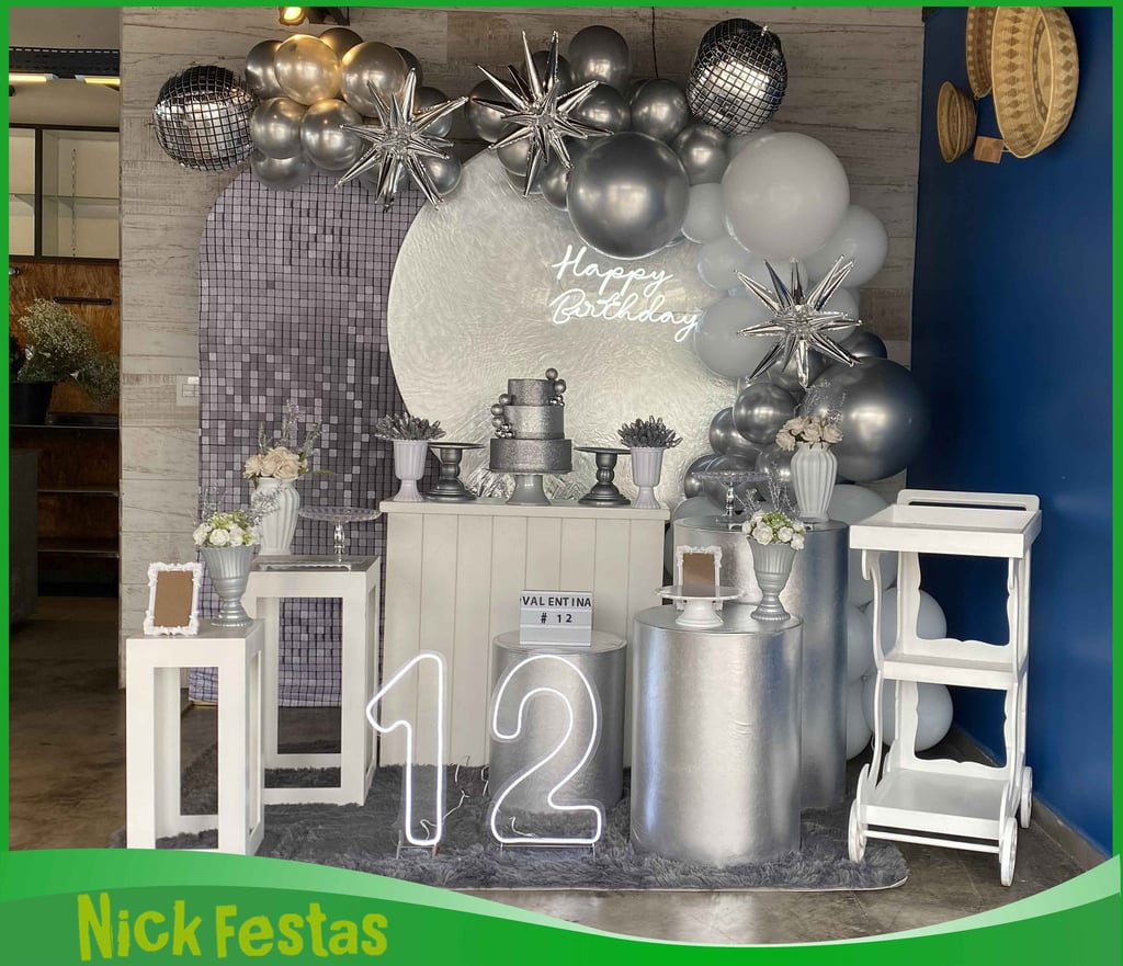 Decoração teen prata com balões metalizados, painel personalizado e número iluminado na Freguesia do