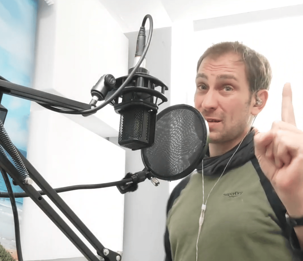 Gerrit Petersen während der Aufnahme für das Hörspiel "Existence - Das ewige Leben im Homestudio