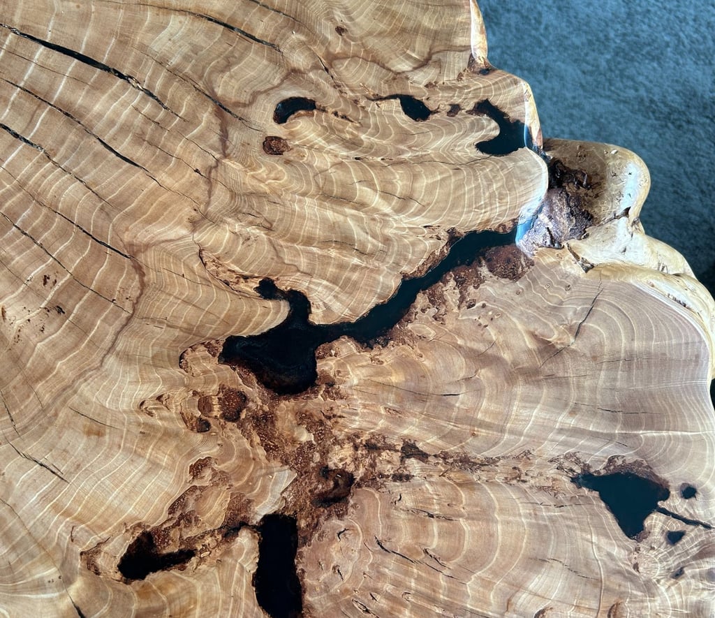 Baumscheiben Couchtisch aus massiver Eiche mit natürlicher Baumkante, schwarzen Epoxidharzfüllungen 