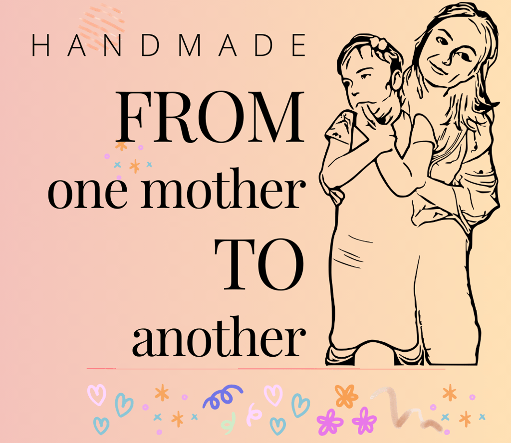 una mujer sosteniendo un bebé en sus brazos