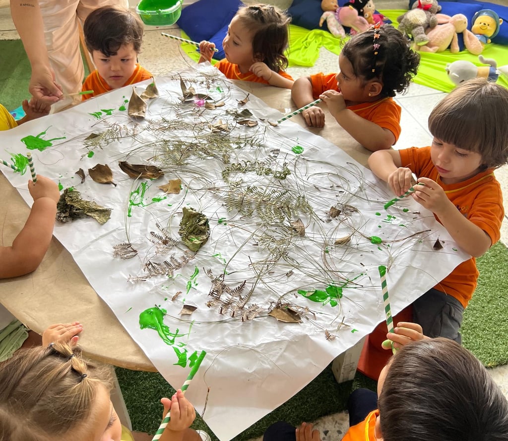 Niños creando con materiales naturales secos en jardín infantil Ukelele