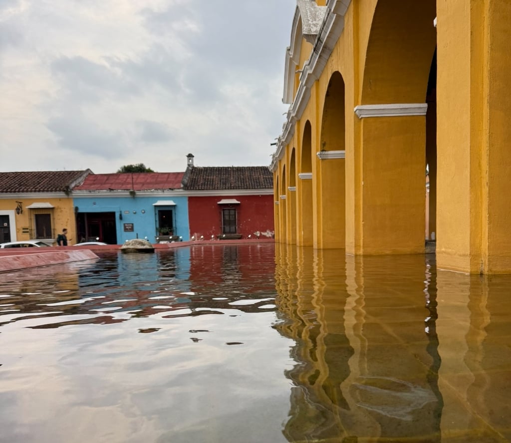 a boat is sitting in the water near a building