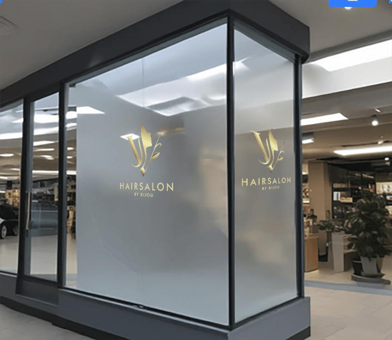 Digital gedrucktes und konturgeschnittenes Logo als professionelle Fensterbeklebung