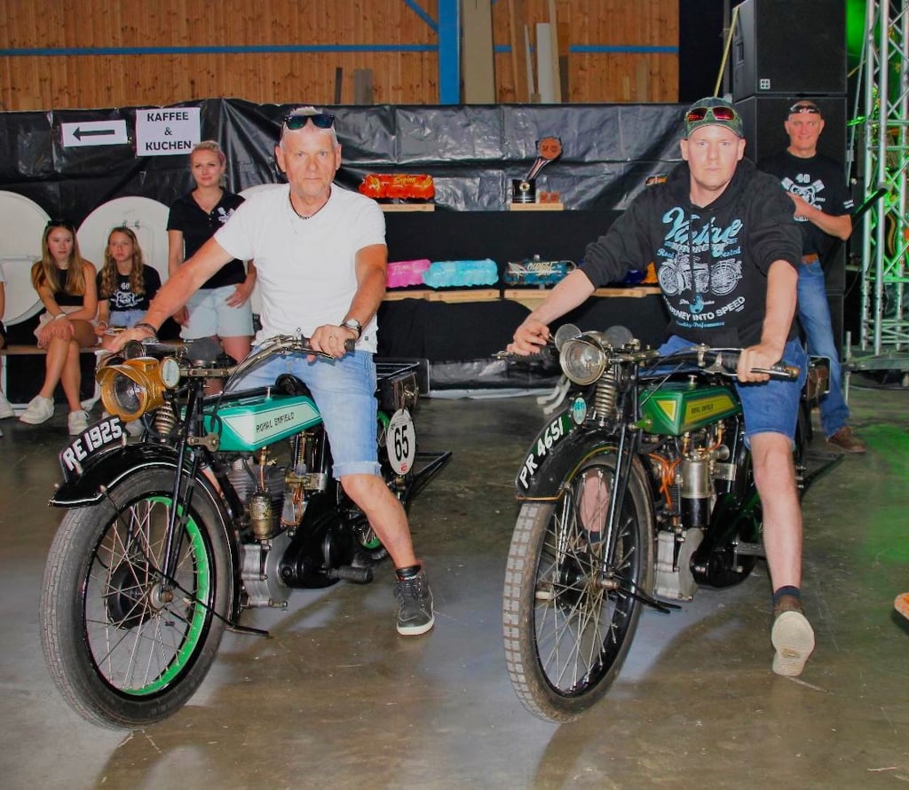 Bild Team mit Royal Enfield 1925 enfieldmotorrad.de