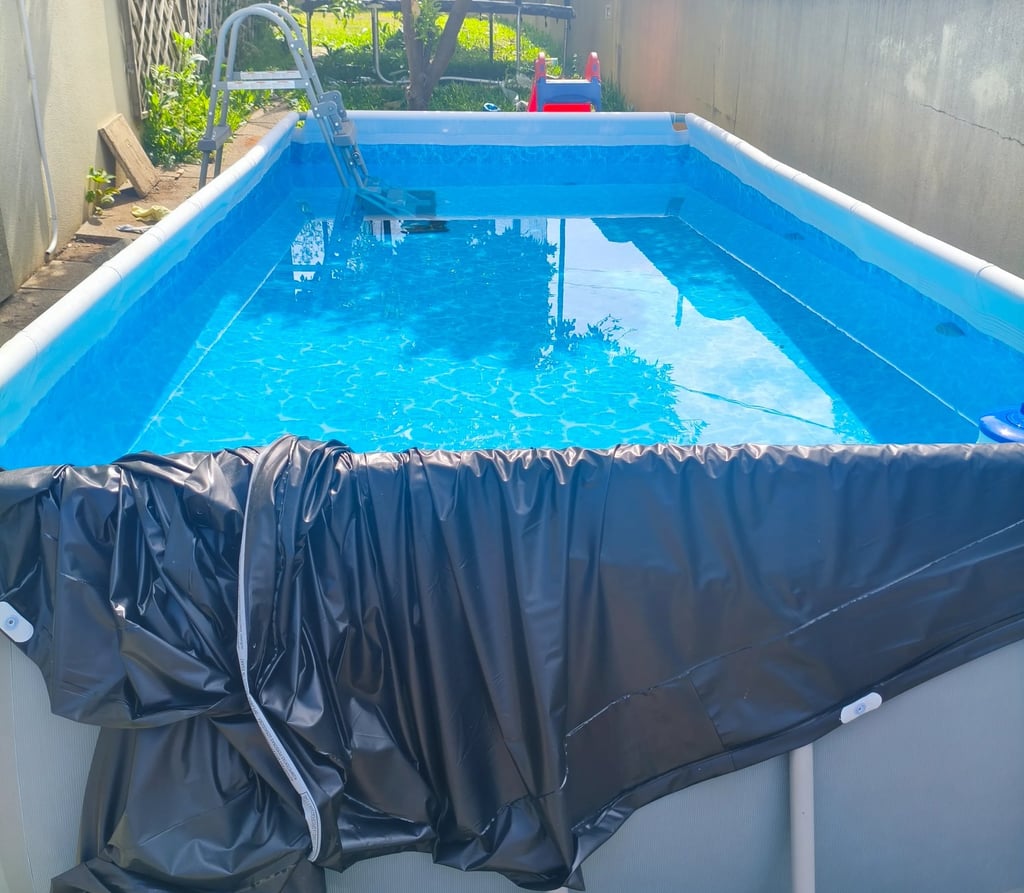 Piscina Bestway Steel Pro Max montada no jardim com água limpa e escada de acesso