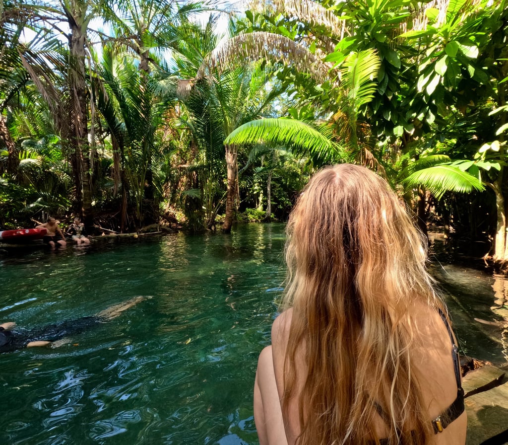 kobieta w bikini nad jeziorem