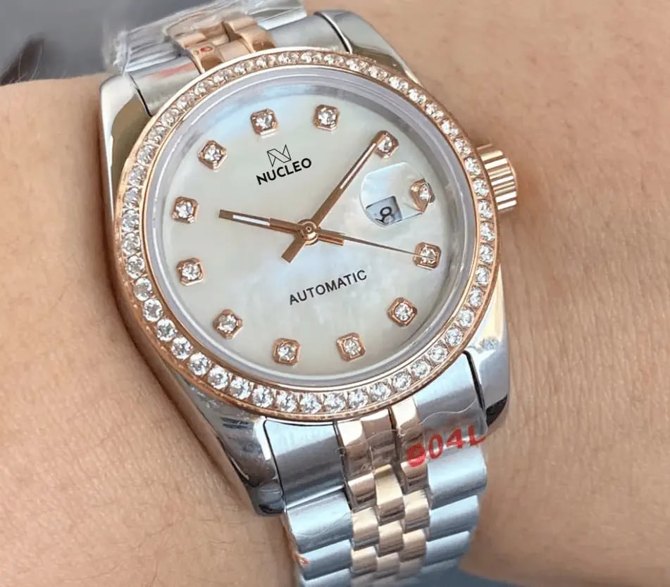 orologio donna acciaio e color oro quadrante madreperla indici e lunetta zirconi data a ore 3 bracciale acciaio e colore oro