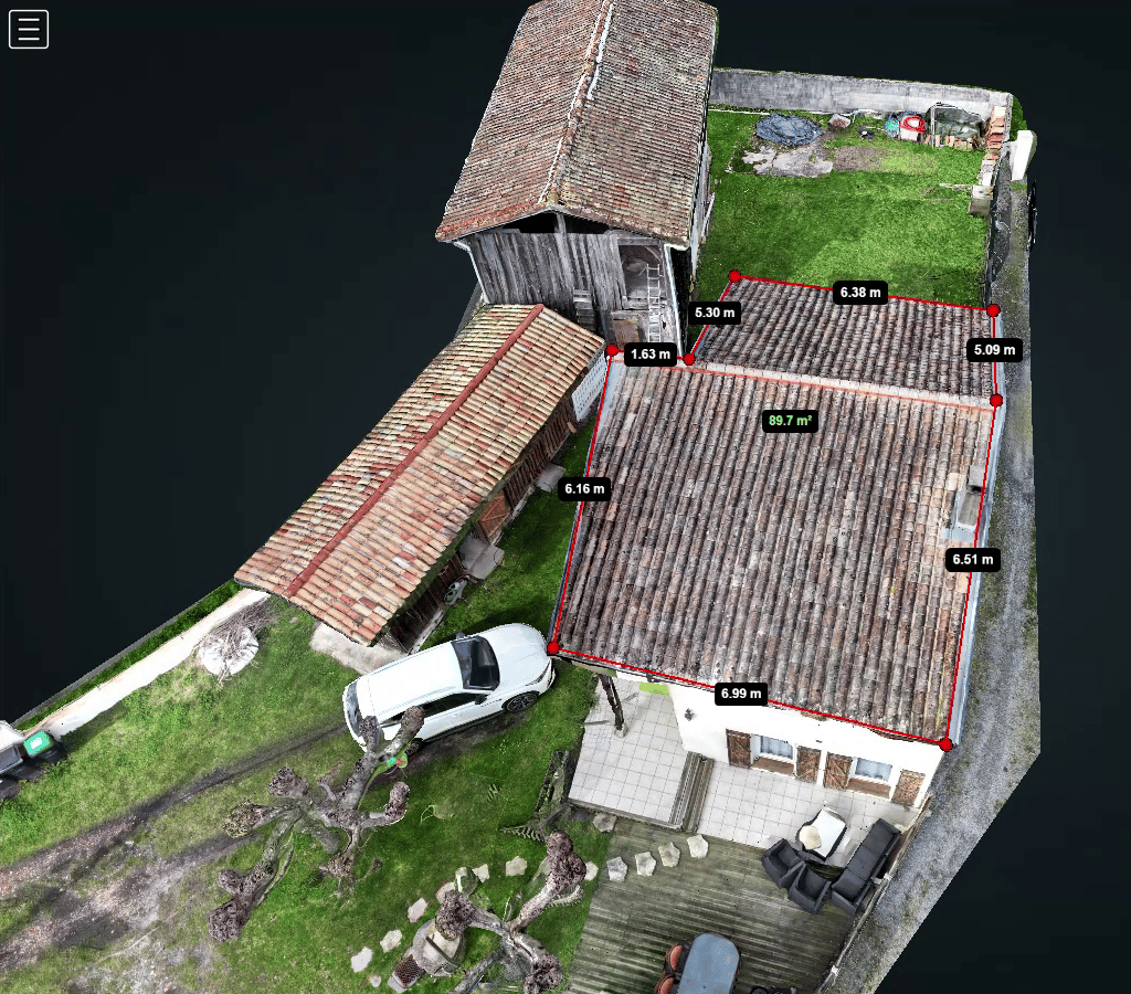 Modèle de photogrammétrie 3D d'un toit de maison montrant des mesures numériques de la construction