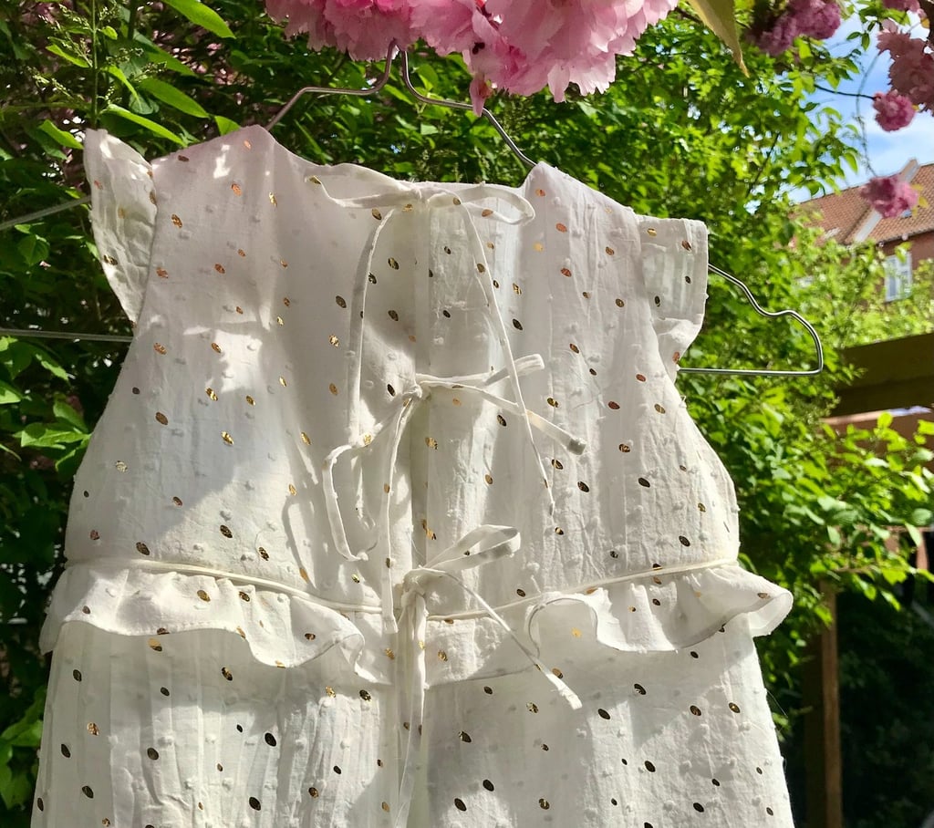 Unik dåbskjole til generationer I lukning af dåbskjole med frynser