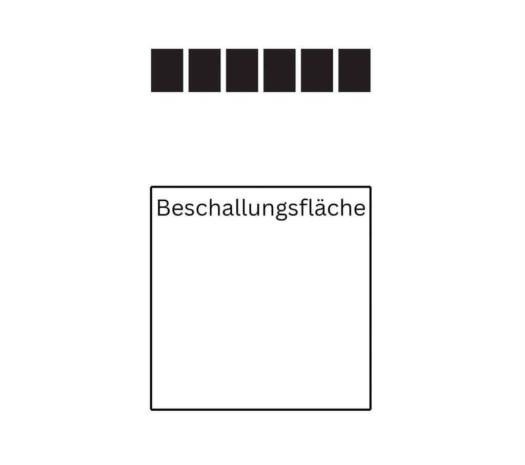 Ein Bild welches ein monocluster von Subwoofern vor einer Bühne zeigt