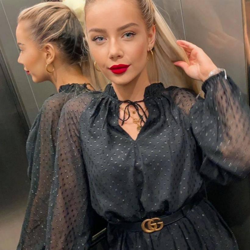 femme en tenue de soirée