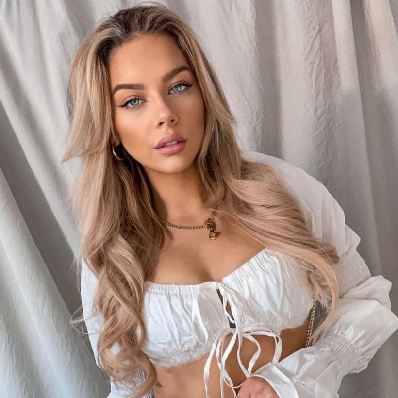 femme en chemise blanche