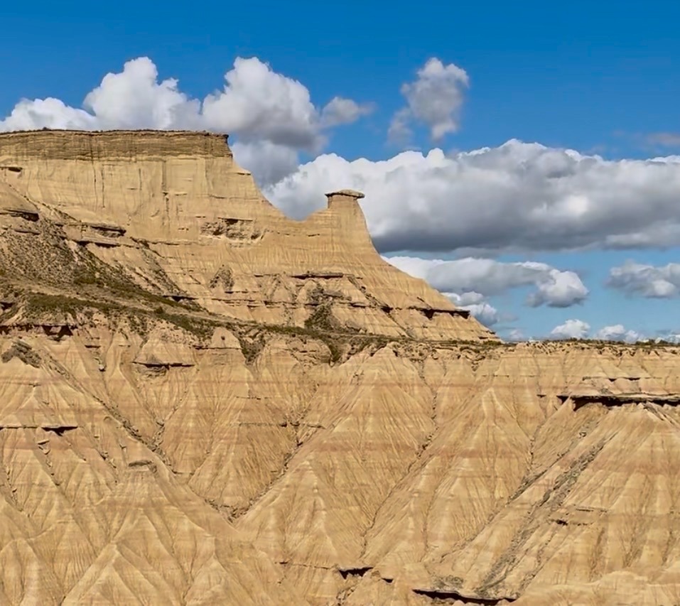 Vista panorámica del cabezo del Hermanito de Piskerra en las Bardenas Reales.
