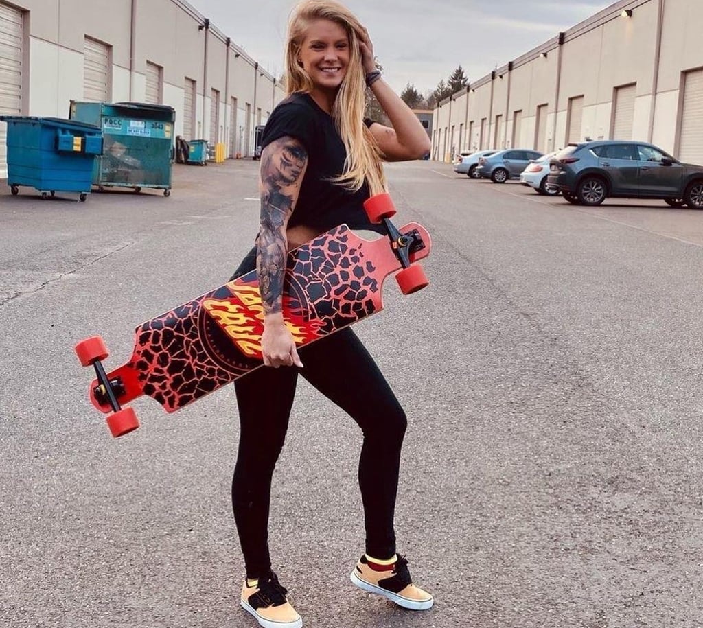 femme tient un skateboard dans la main
