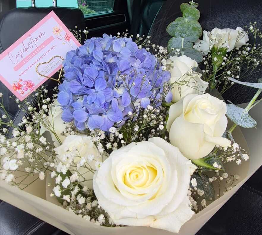 Raamo de rosas color blanco y hortencias color azul 
