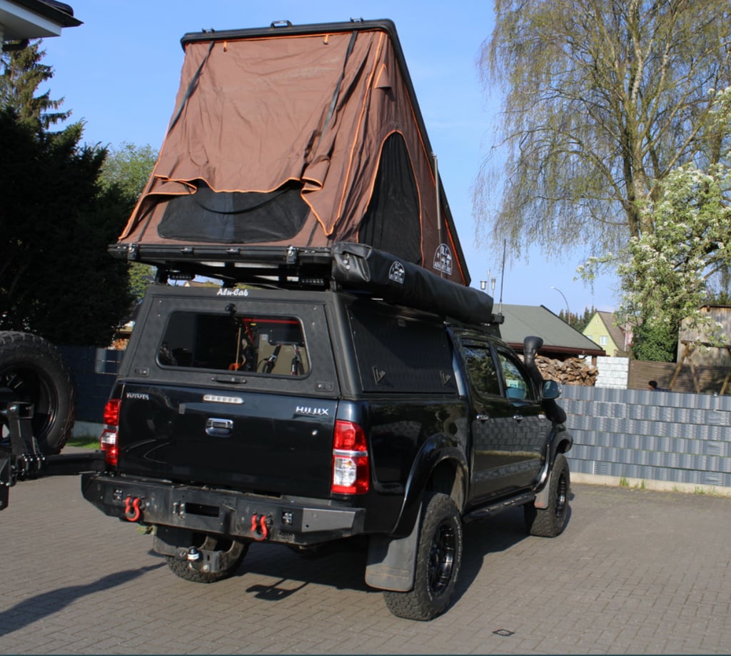 Pickup mit Offroad-Umbauten zur technischen Fahrzeugbewertung