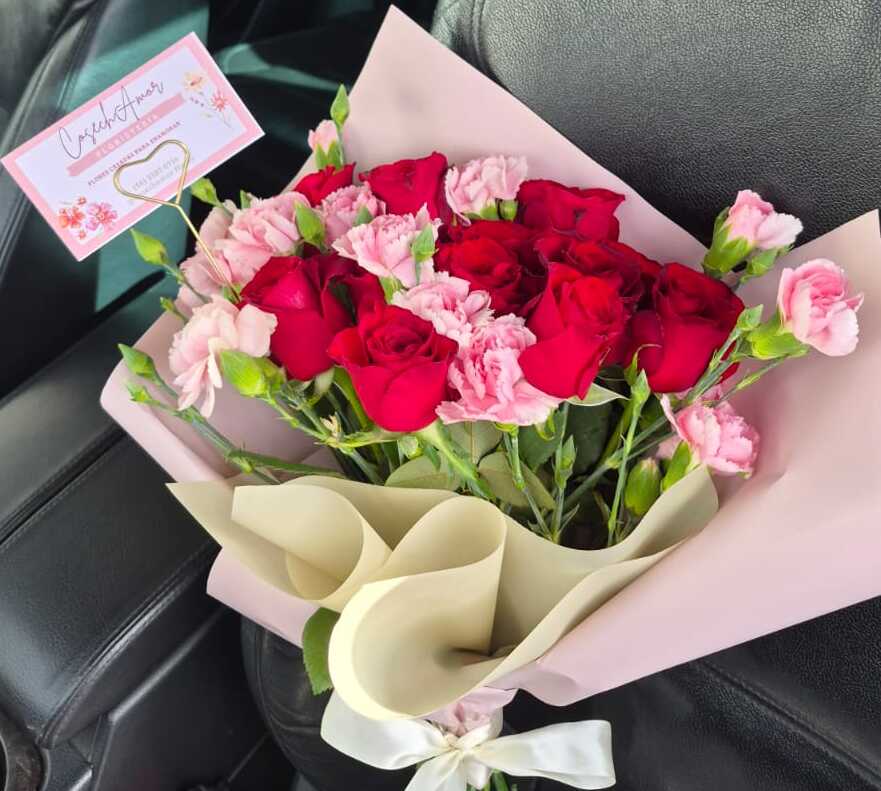 Bouquet de rosas  color rojas y claveles