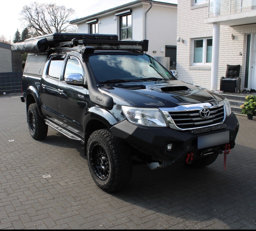 Offroad-Fahrzeug mit Dachzelt und Umbauten bei einer technischen Begutachtung