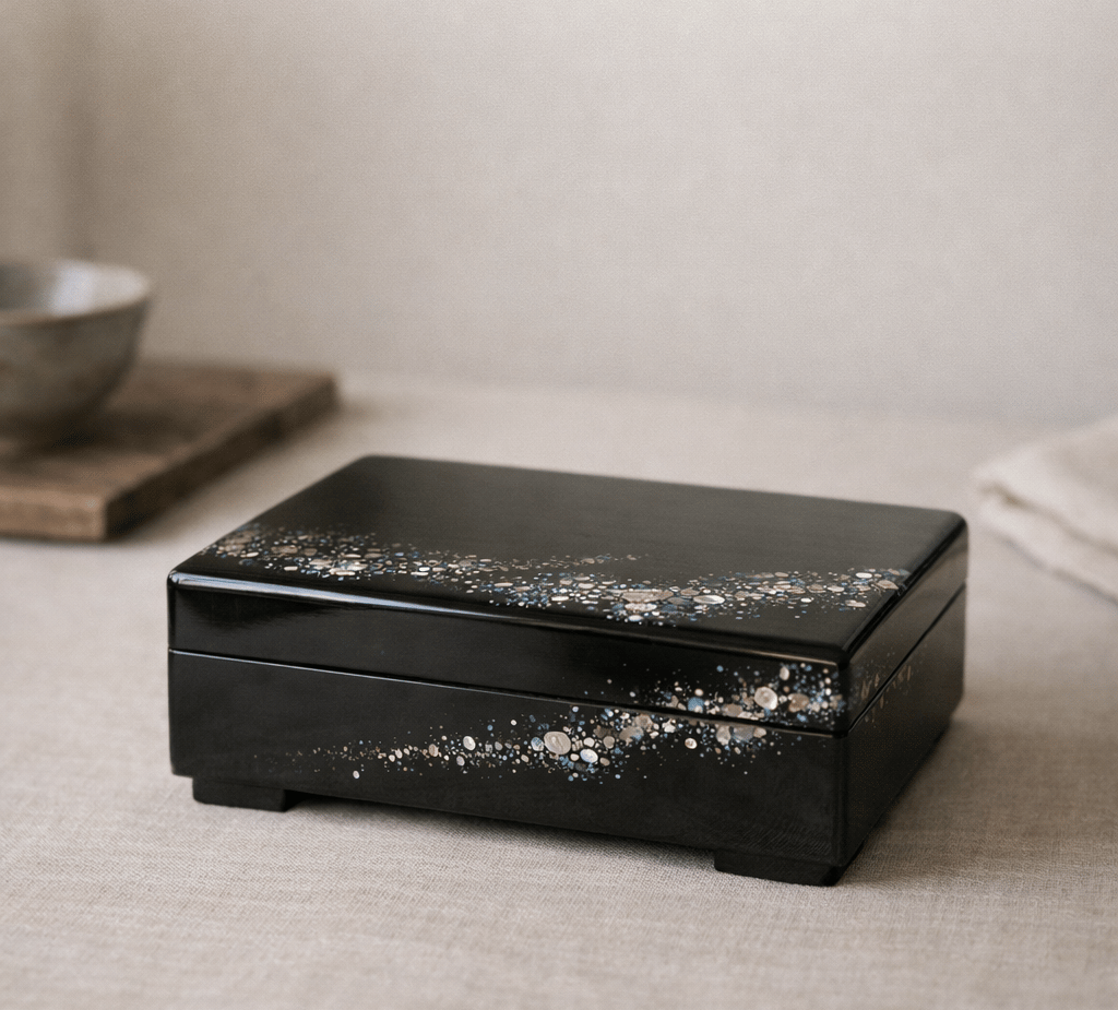 Traditionelle japanische Urushi-Lackdose in Schwarz mit schimmernder Raden-Perlmutt-Einlegearbeit, h