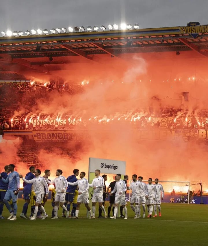 Brøndby IF Fans feuern ihr Team im Stadion an – leidenschaftliche Stimmung, Choreos und Gelb-Blau Farben im Hexenkessel