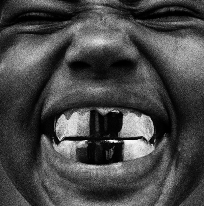 Kanye West em clipe Father com estética religiosa e simbólica