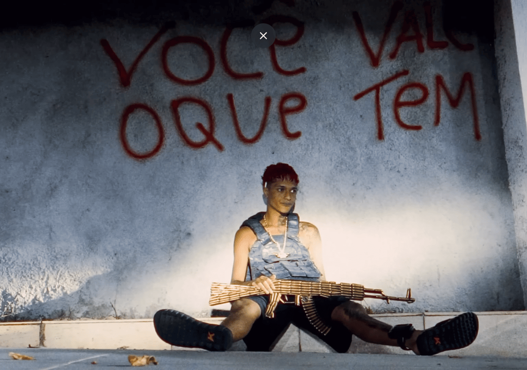 Oruam em estética urbana com destaque para lançamento Tiro de Amor