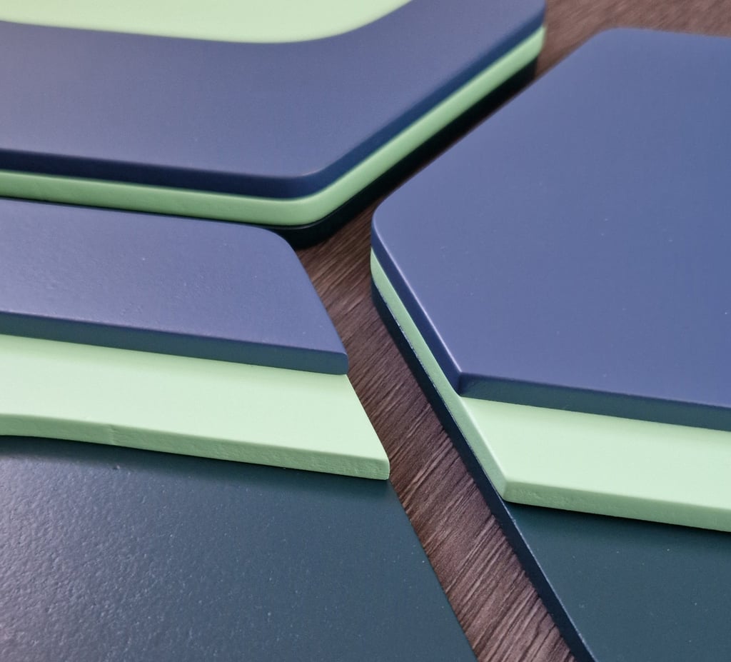 Arte modulare minimalista. Esagoni disposti a nido d'ape, ispirati dalle isoipse topografiche