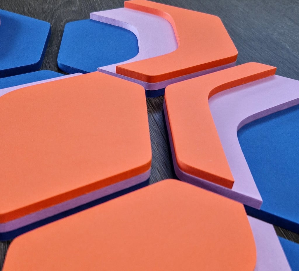 Arte modulare minimalista. Esagoni disposti a nido d'ape, ispirati dalle isoipse topografiche