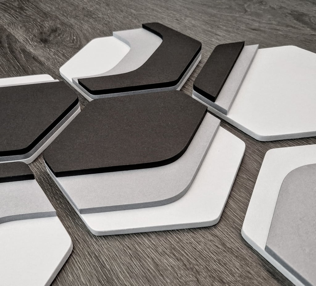 Arte modulare minimalista. Esagoni disposti a nido d'ape, ispirati dalle isoipse topografiche