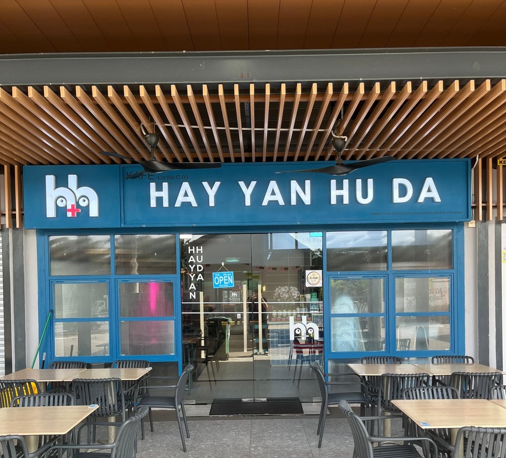 outlet ketiga hayyan huda