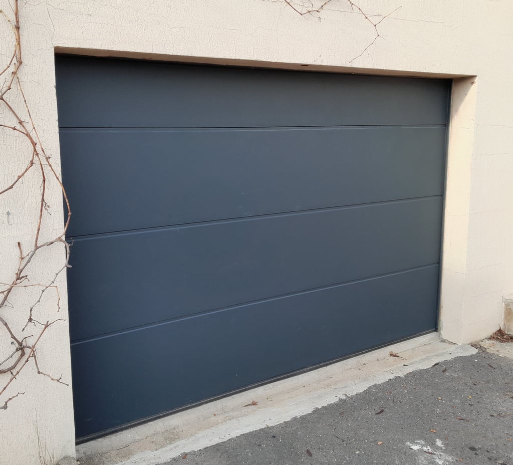 Pose d'une porte de garage sectionnelle - Millau