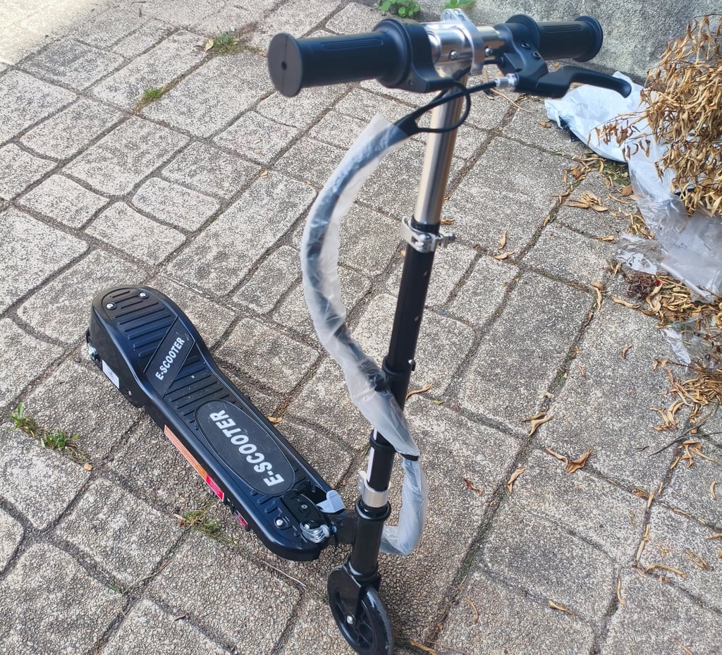 Trotinete elétrica para crianças com estrutura leve e design compacto em exterior