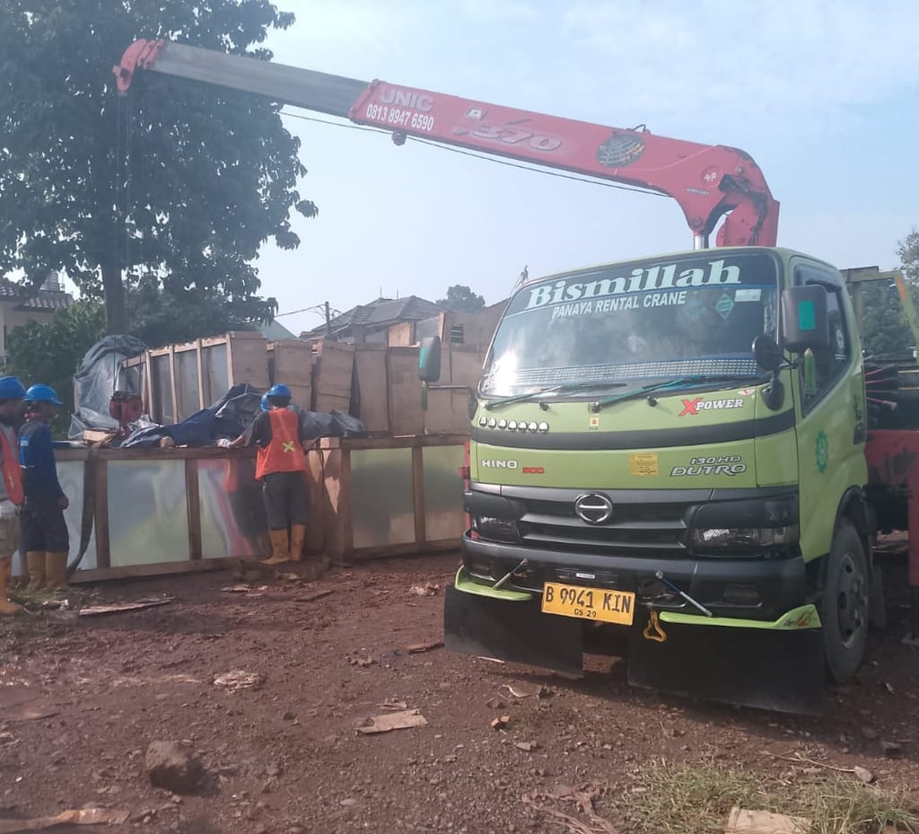 Truck Crane 50 ton warna hijau