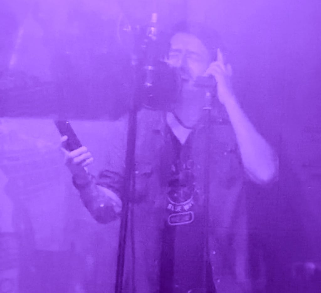 Toño Valero grabando la voz principal de "Amiga" en MCA Studios