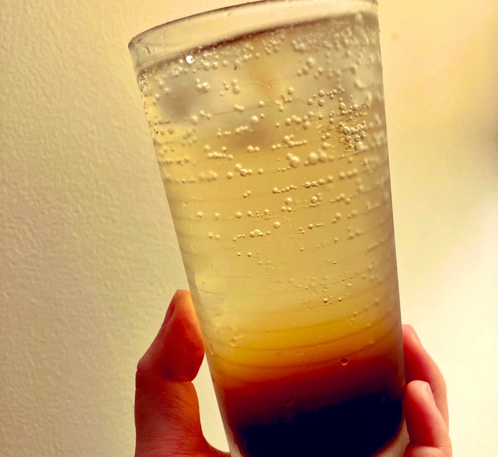 Verre contenant un hôjicha ginger ale