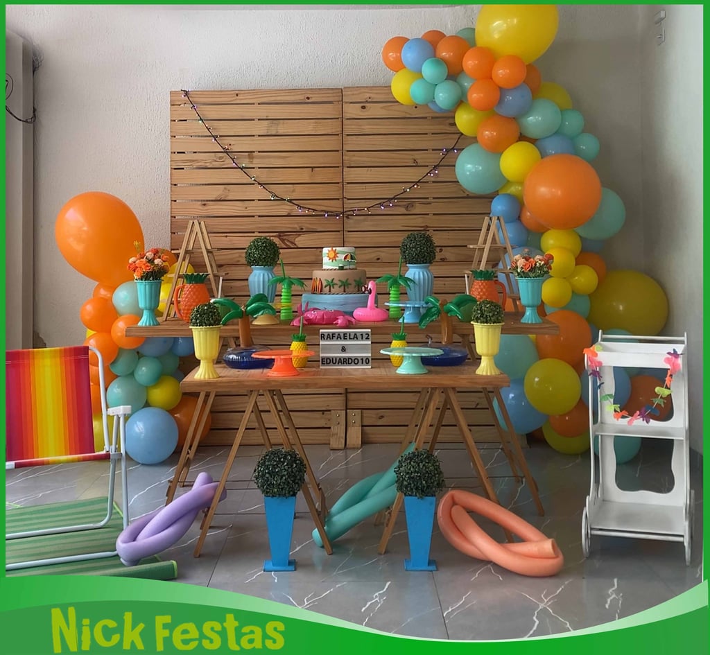 Decoração infantil tema praia com balões coloridos, painel de madeira e mesa tropical na Freguesia 