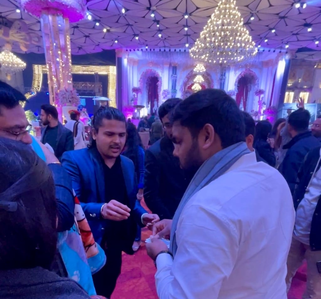 Dheeraj is the best birthday party illusionist in Delhi India.