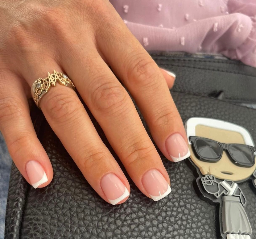 Tobulas gimtadienio akcentas – elegantiškas prancūziškas manikiūras