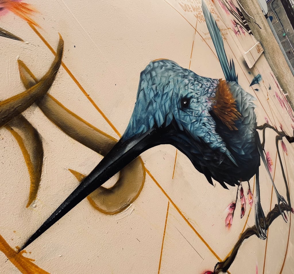 une peinture d'un oiseau avec un long bec
