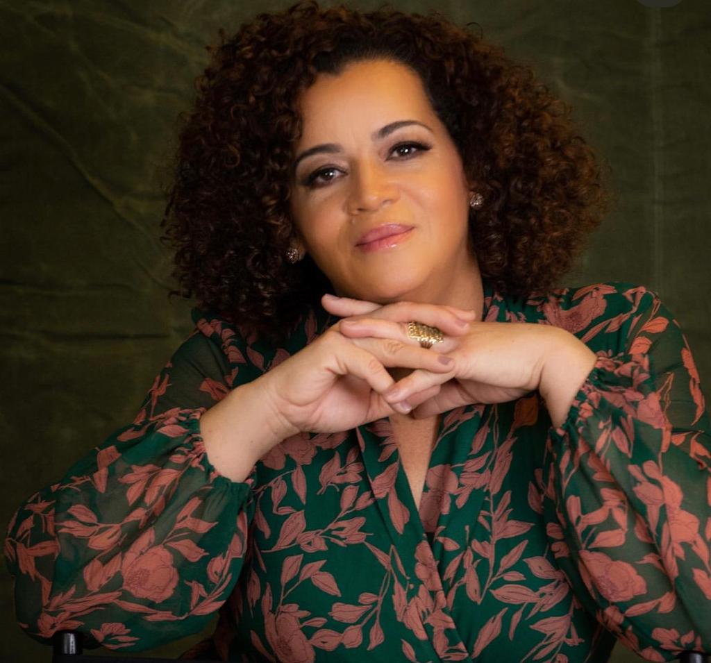 mulher posando para foto