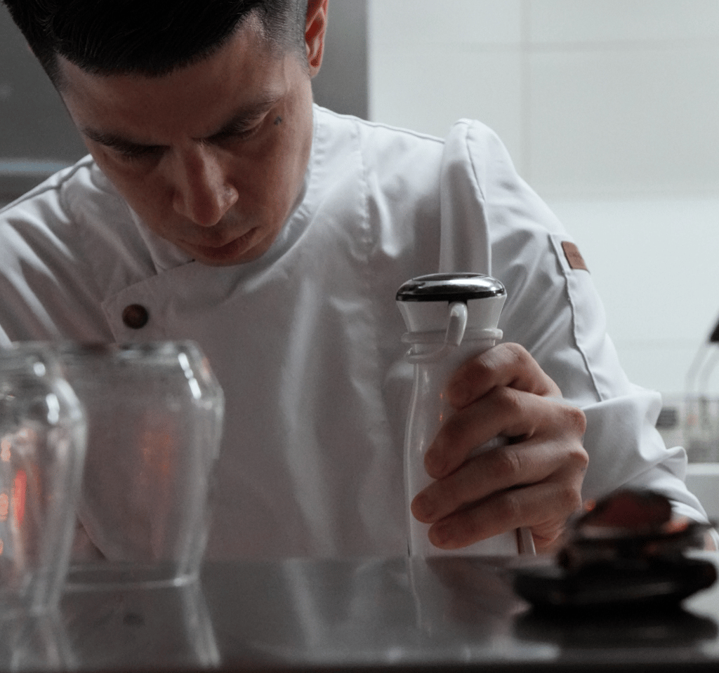 Chef privado de la empresa de catering rollo privado cocinando