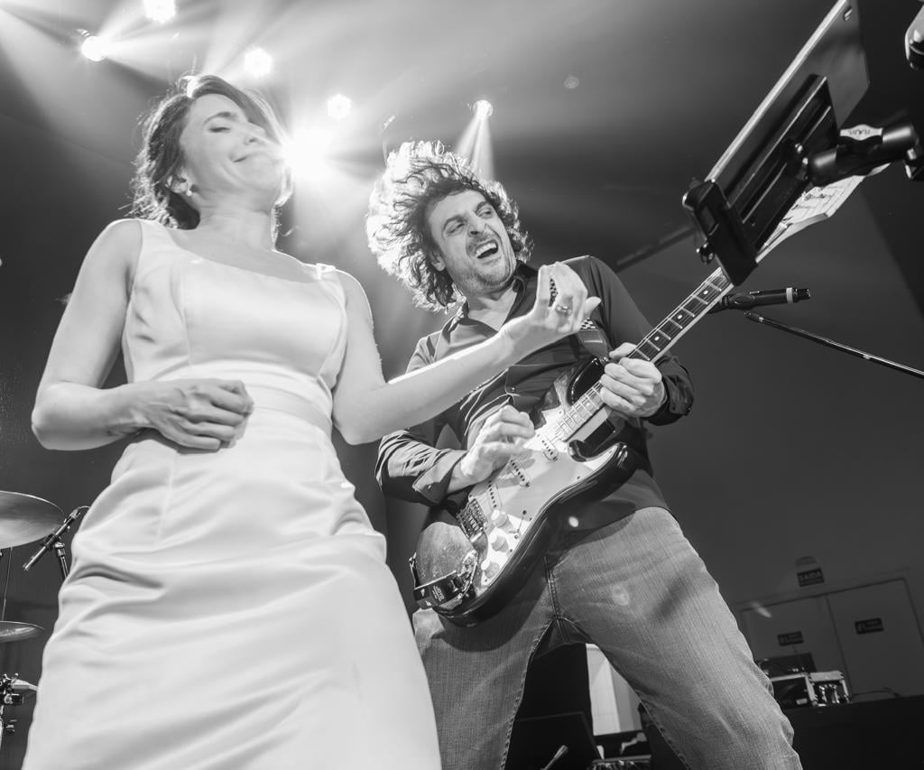 Banda tocando ao vivo em casamento em São Paulo com convidados dançando