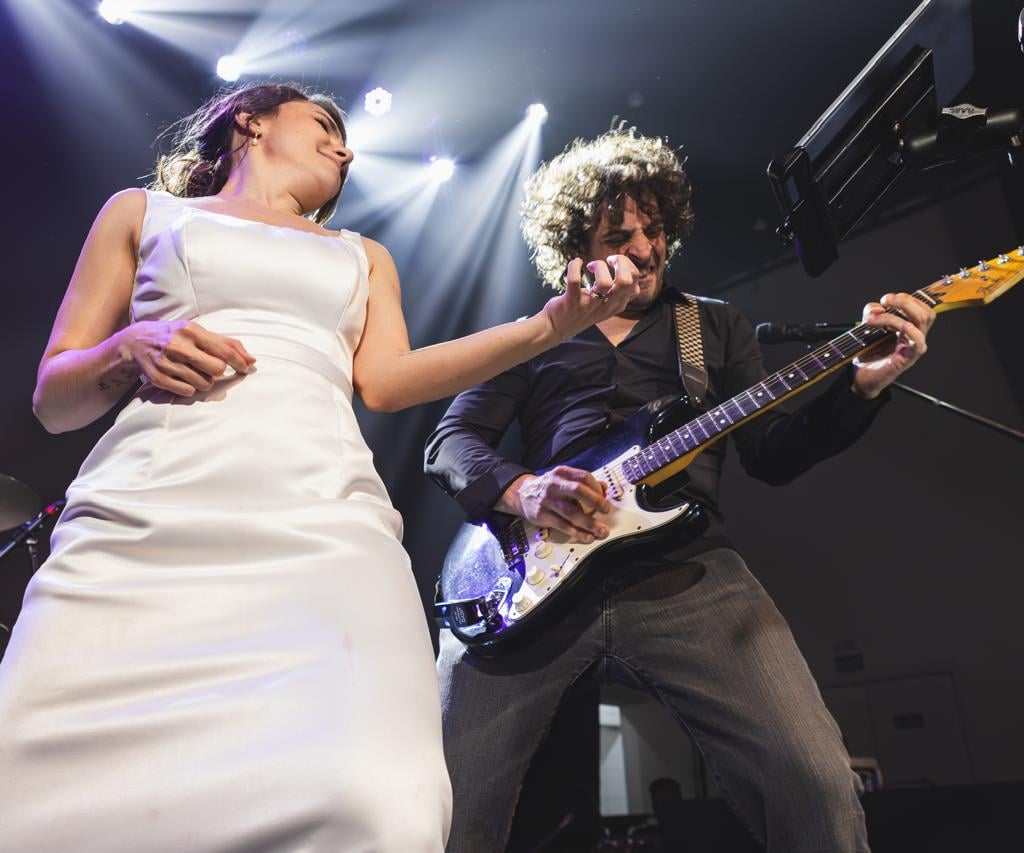 Banda tocando rock ao vivo em casamento em São Paulo com convidados dançando