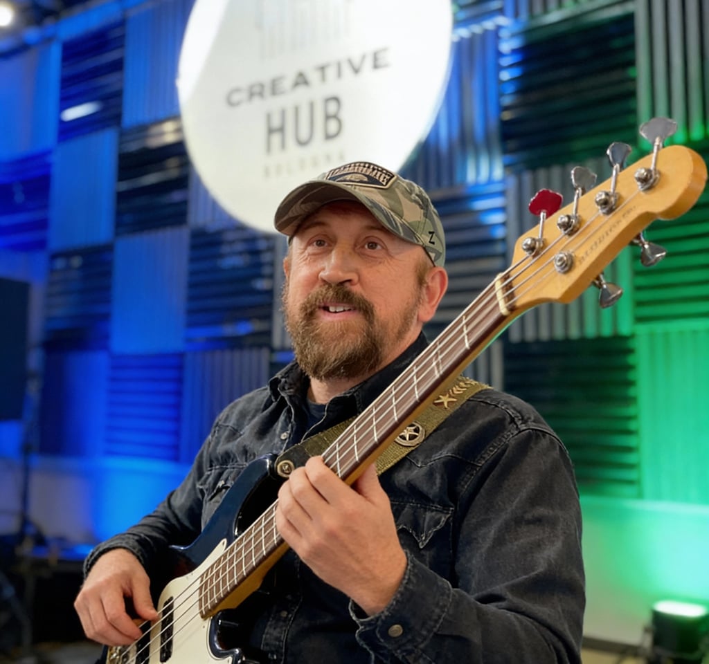 Allievo adulto del corso di basso presso Creative Hub Academy Bologna