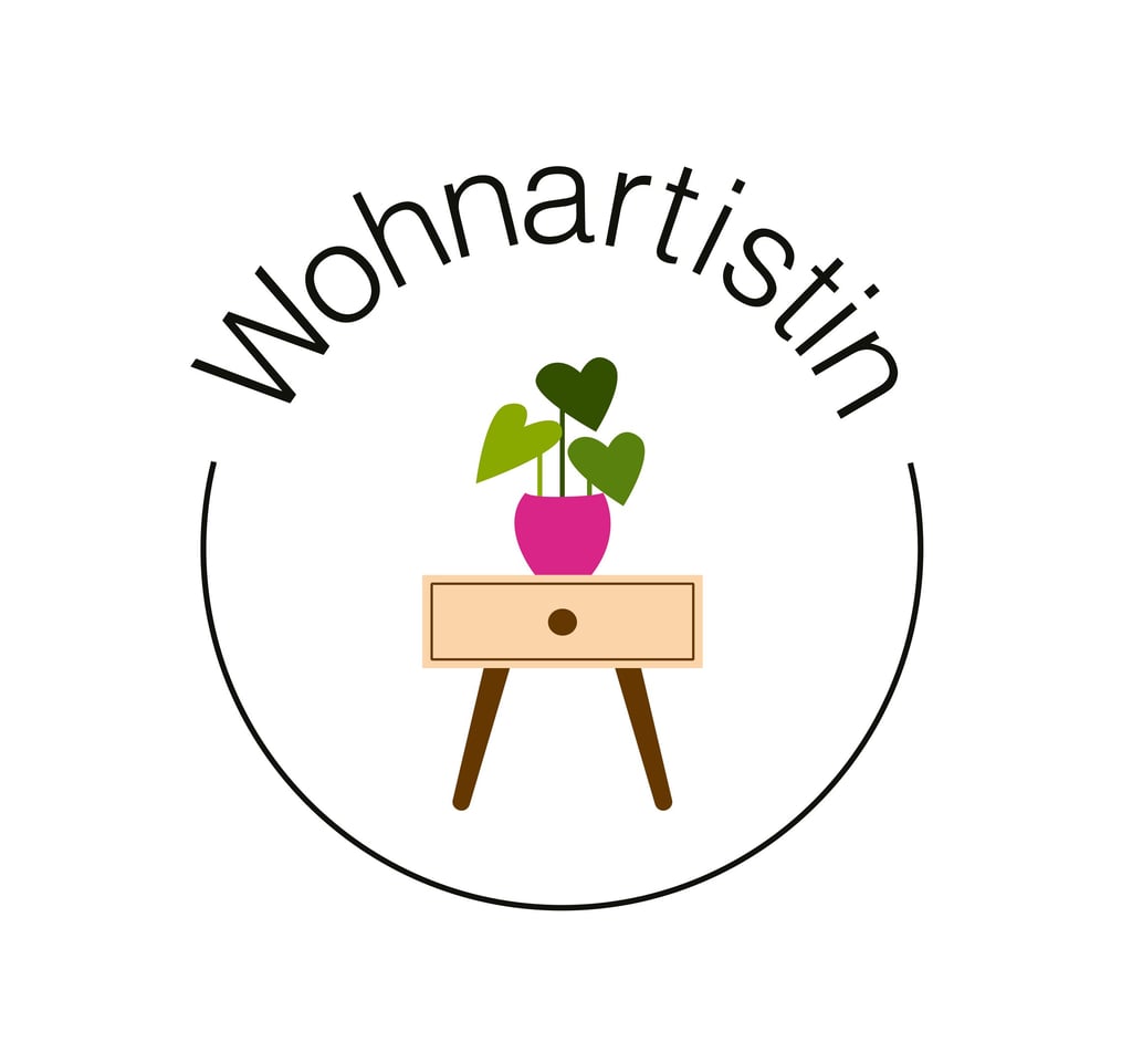 Das «Wohnartistin»-Logo mit einer grünen Pflanze auf einem Nachttisch.