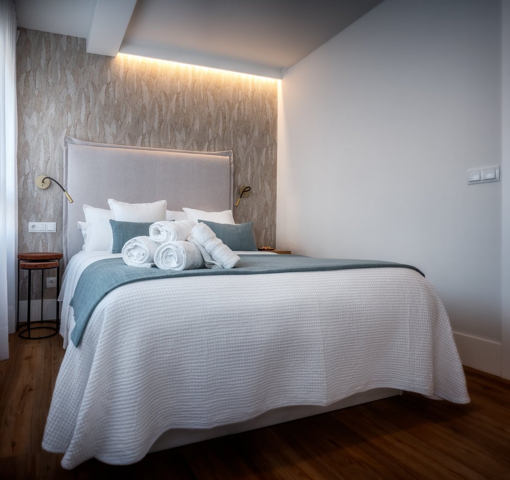 Una cama con toallas encima