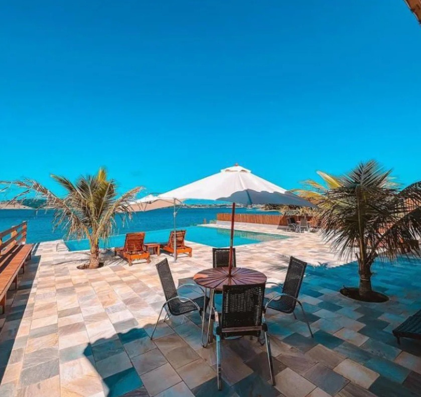 pedra são tomé amarela serrada assentada no chão área externa piscina antiderrapante e não esquenta