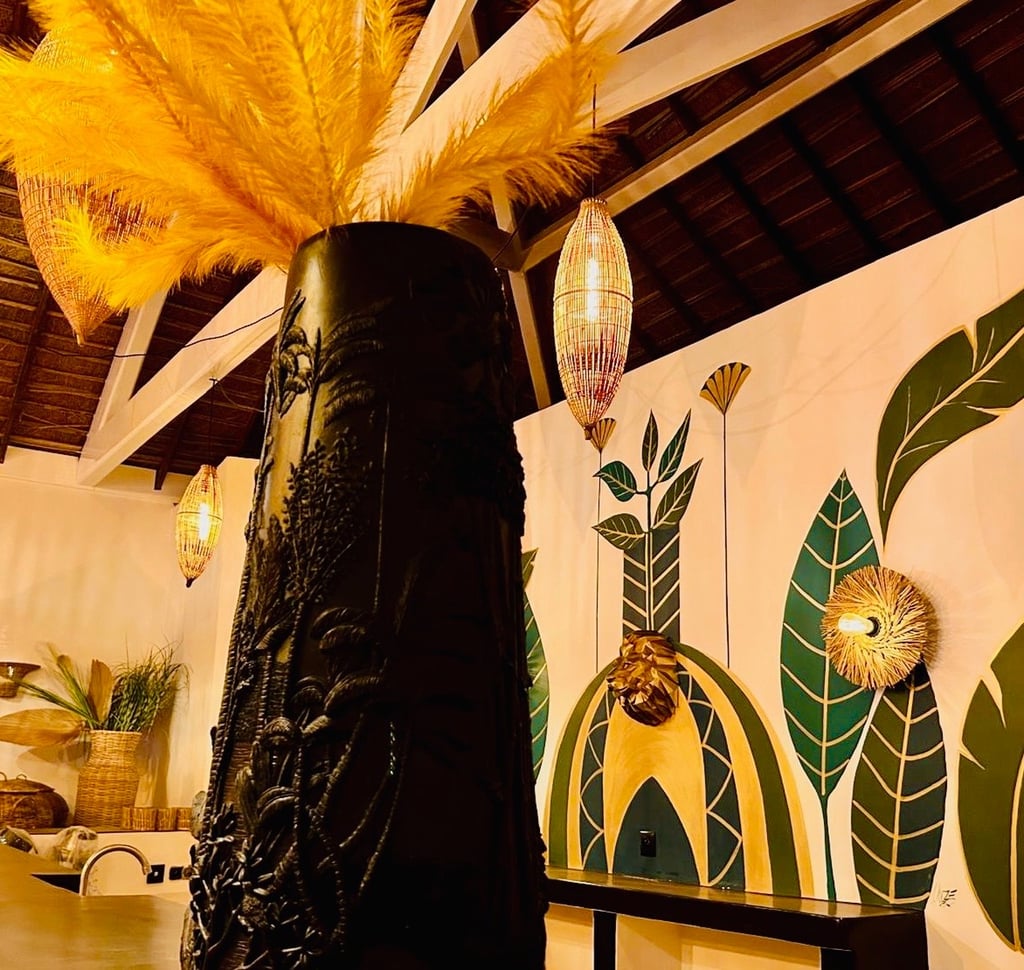 Vue de la décoration du bar du boutique hôtel Maison Fimela au coeur du Sine Saloum